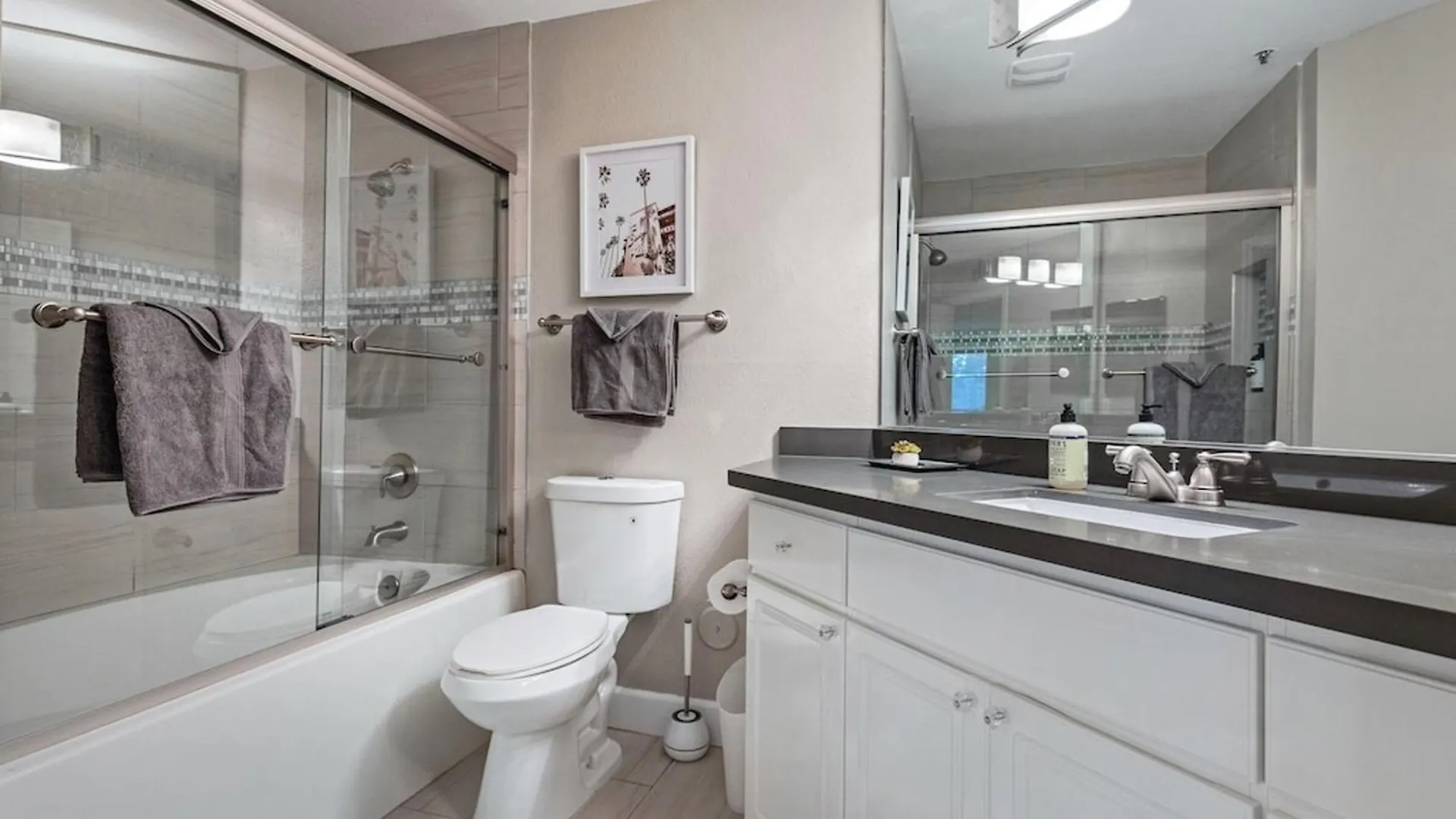Beautiful Newly Remodeled 2-Bdrm Biltmore Condo Phoenix Holiday home