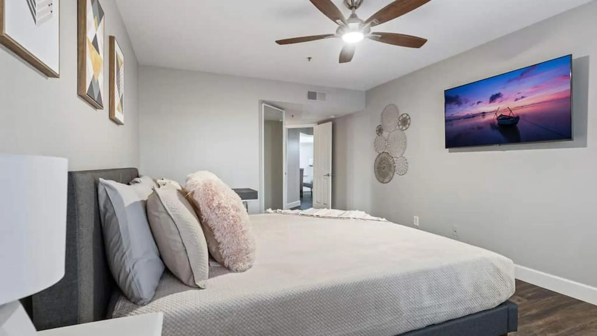 Beautiful Newly Remodeled 2-Bdrm Biltmore Condo Phoenix Holiday home