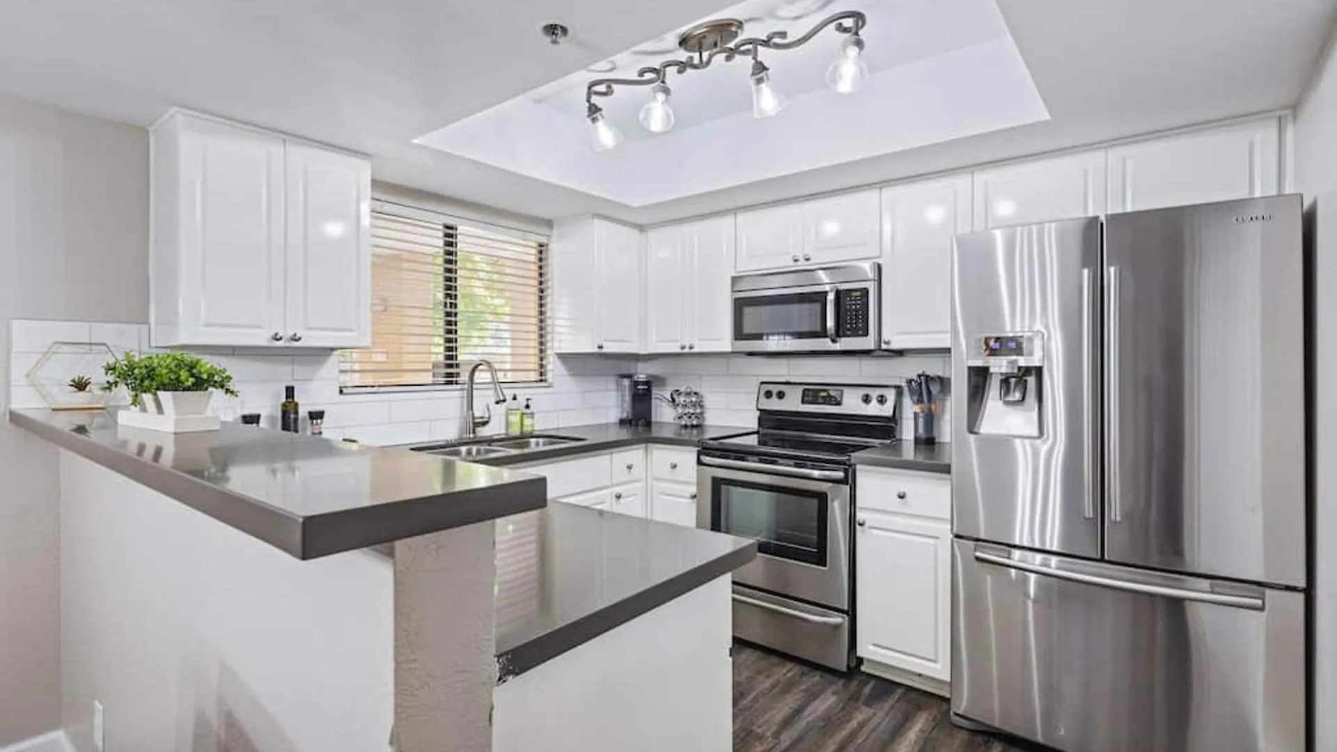 Beautiful Newly Remodeled 2-Bdrm Biltmore Condo Phoenix United States