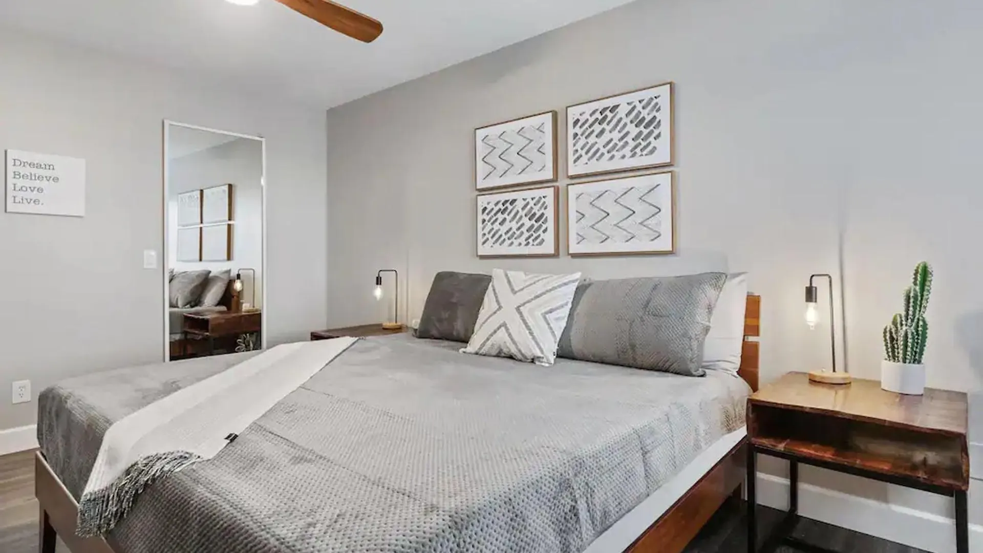 Beautiful Newly Remodeled 2-Bdrm Biltmore Condo Phoenix Holiday home