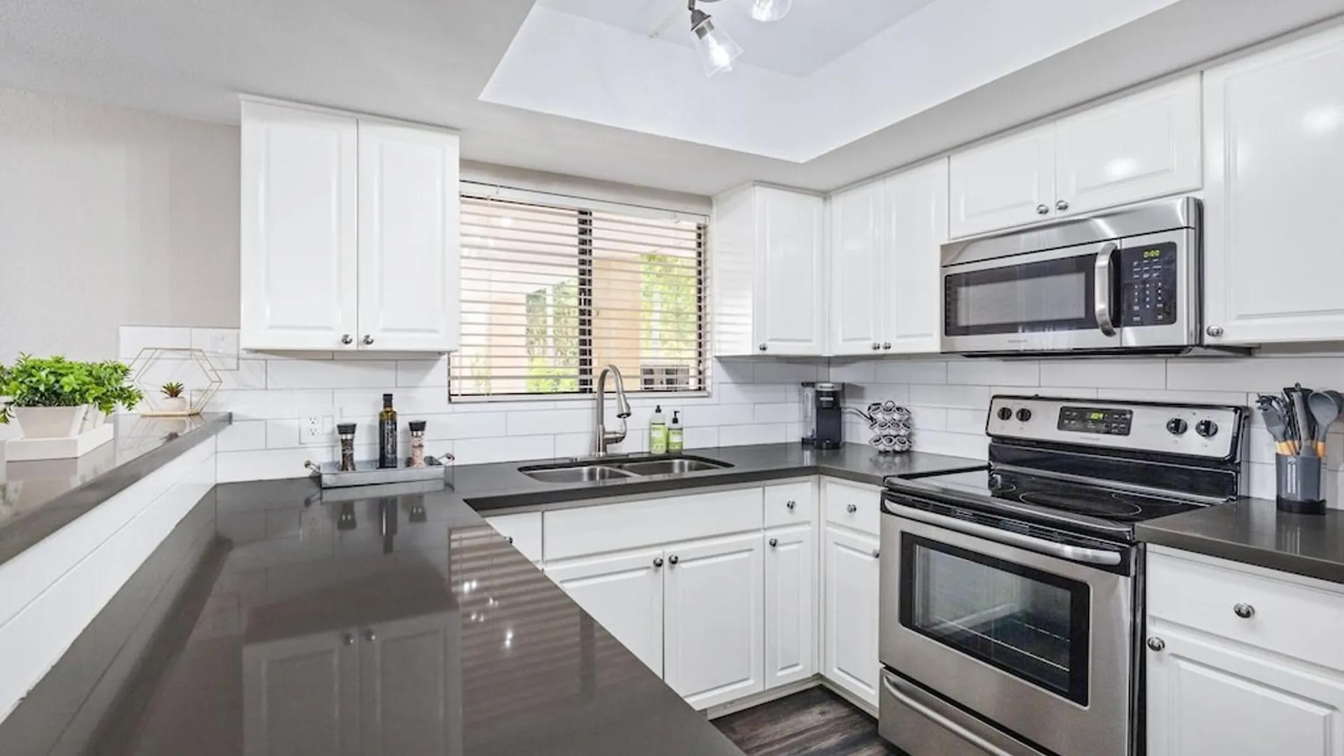 Beautiful Newly Remodeled 2-Bdrm Biltmore Condo Phoenix 0*,  United States