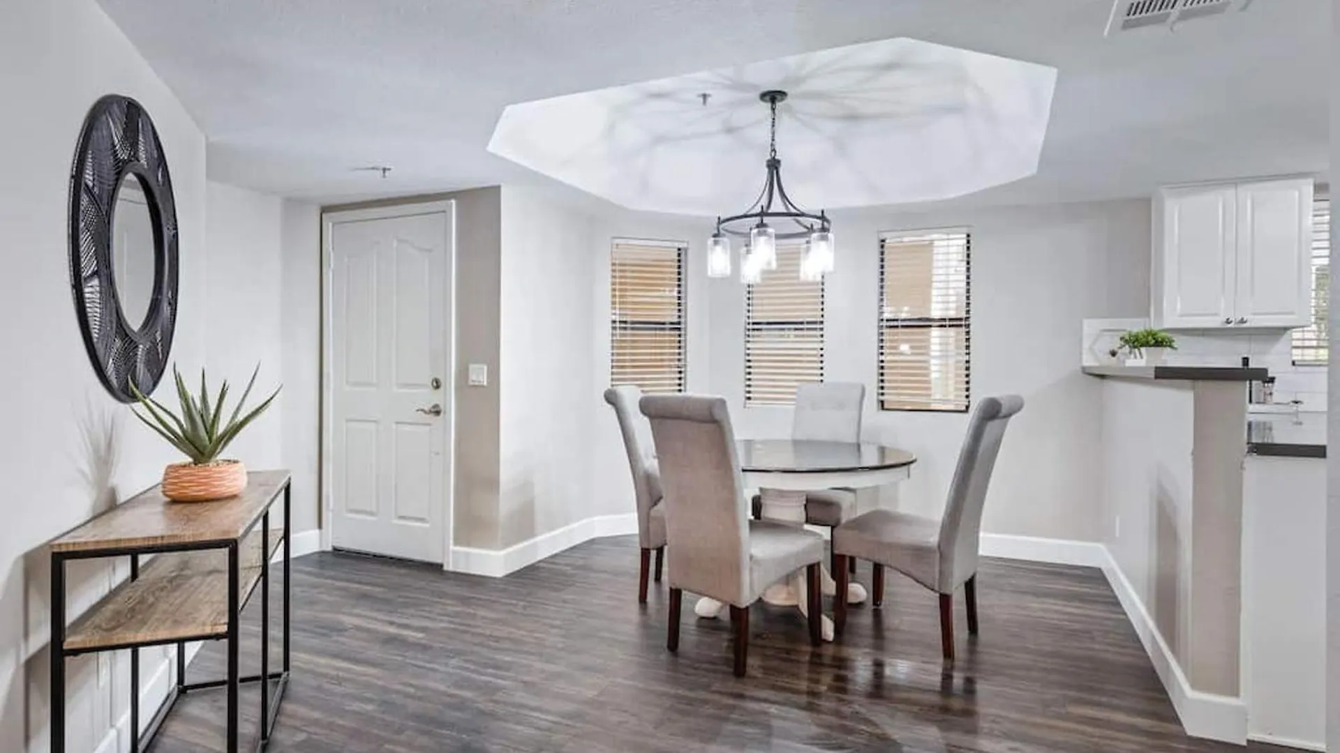 Beautiful Newly Remodeled 2-Bdrm Biltmore Condo Phoenix Holiday home