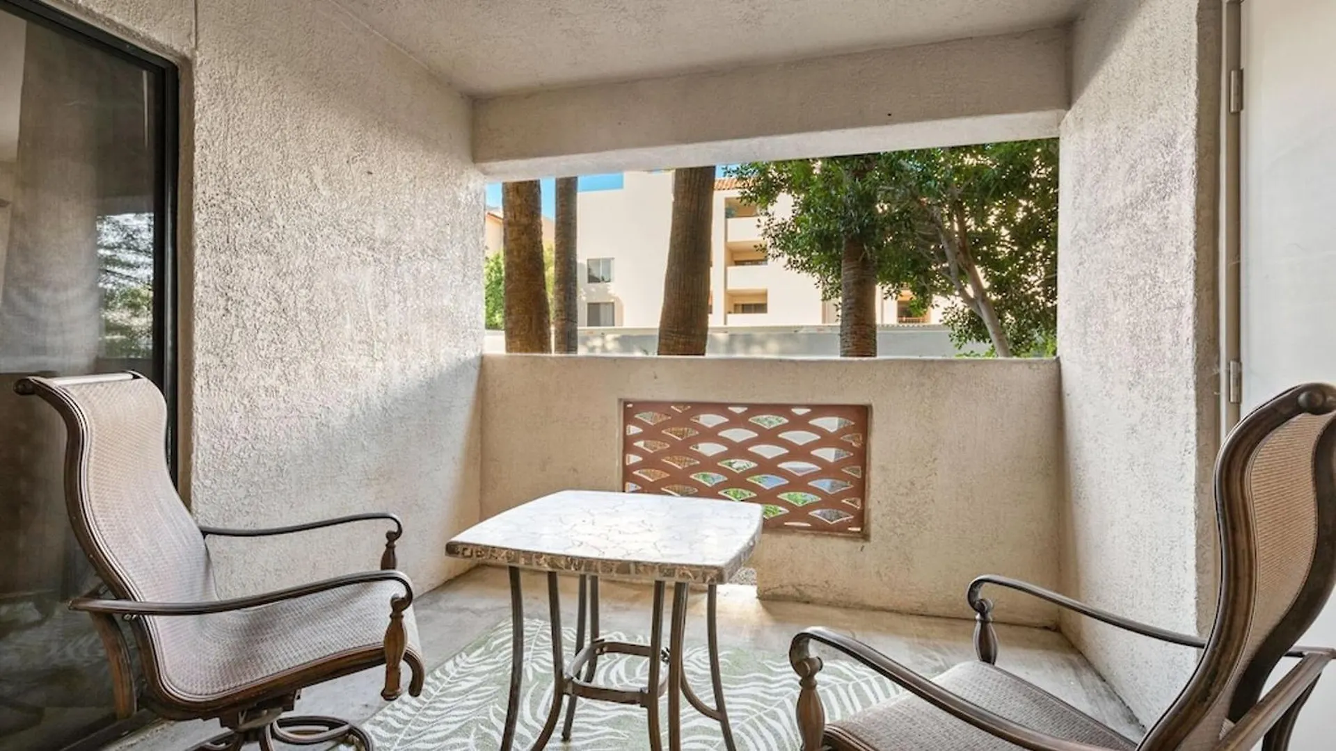 Beautiful Newly Remodeled 2-Bdrm Biltmore Condo Phoenix United States