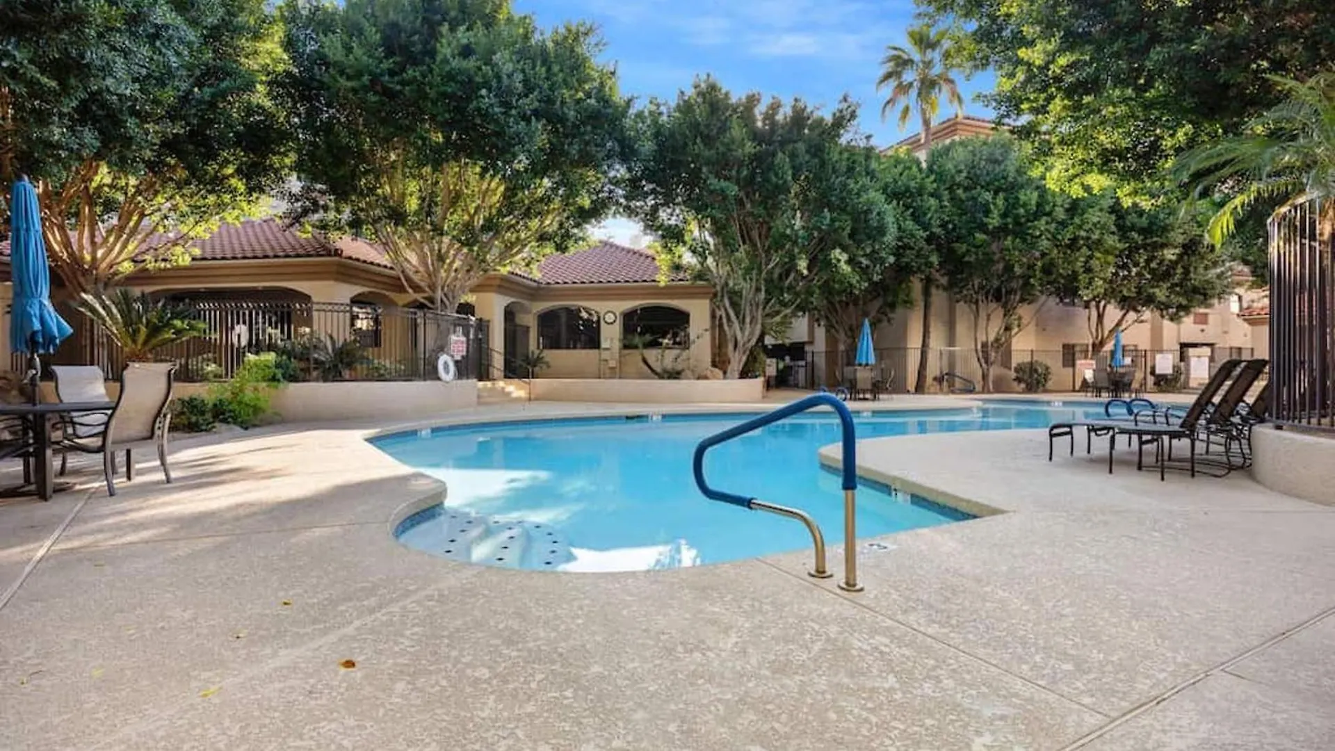 Beautiful Newly Remodeled 2-Bdrm Biltmore Condo Phoenix Holiday home